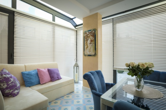 Trendy wnętrzarskie w 2022 roku – jak wpisują się w nie osłony okienne?